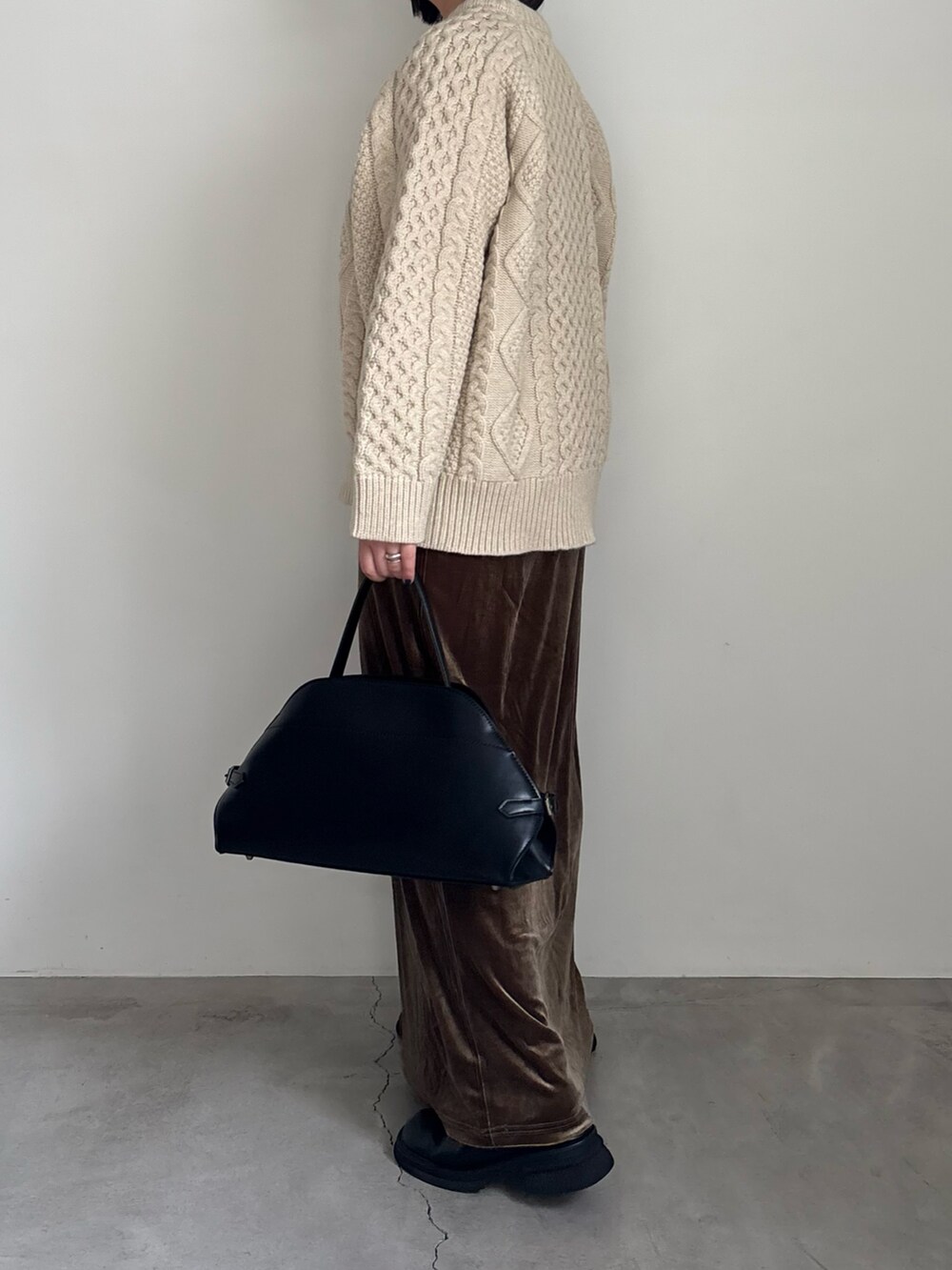 ホワイト系のニット/セーター、グリーン系のスカート、ブラック系のスリッポンを着用したレディースの秋コーディネートの5枚目の写真