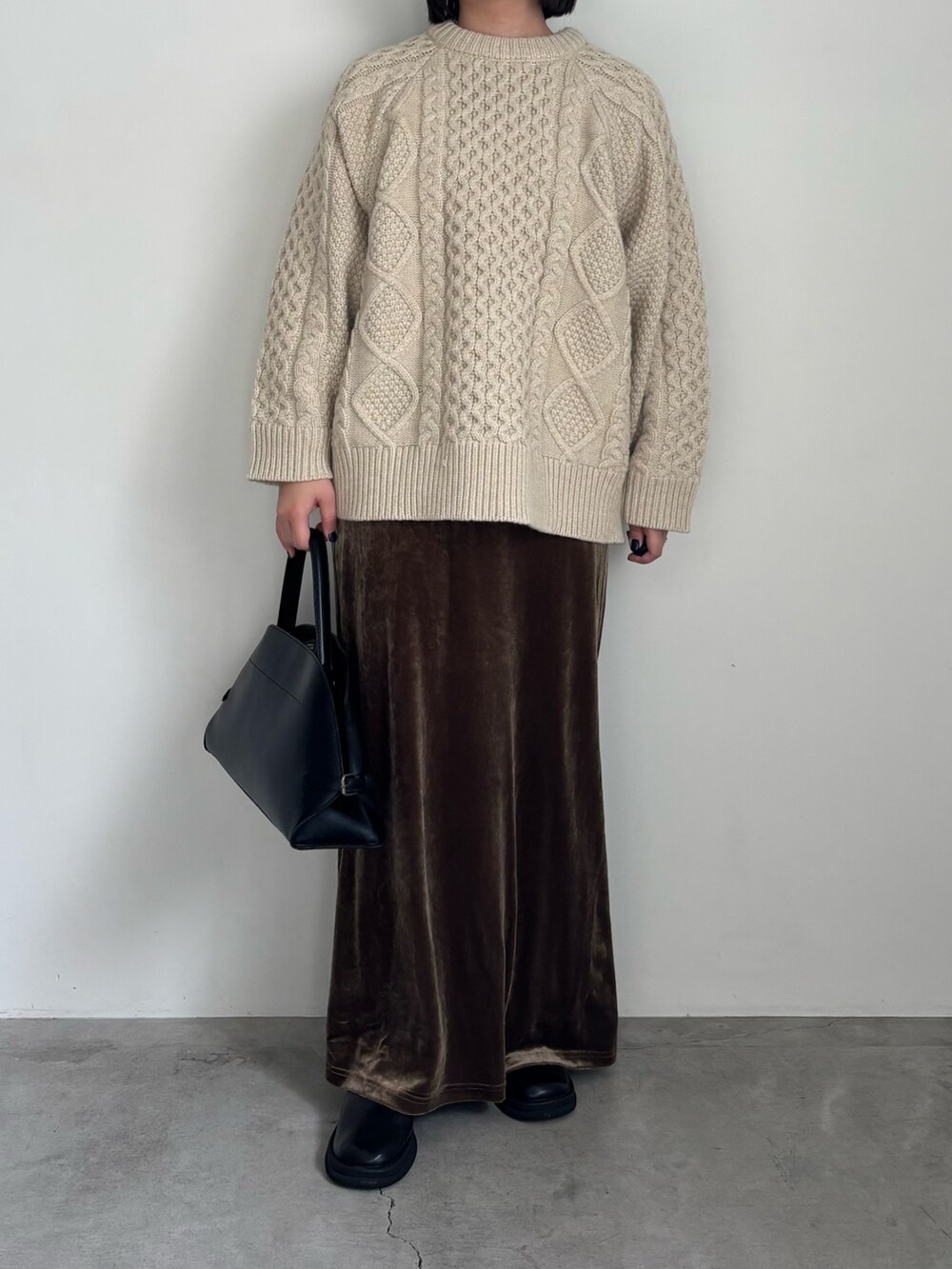 ホワイト系のニット/セーター、グリーン系のスカート、ブラック系のスリッポンを着用したレディースの秋コーディネートの4枚目の写真