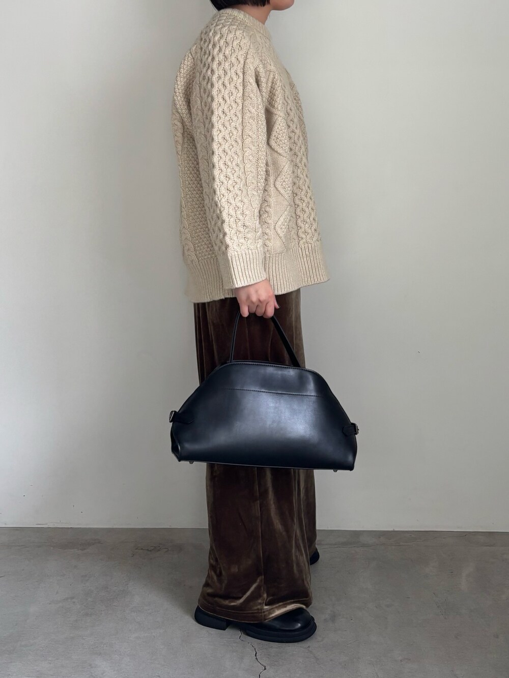 ホワイト系のニット/セーター、グリーン系のスカート、ブラック系のスリッポンを着用したレディースの秋コーディネートの2枚目の写真