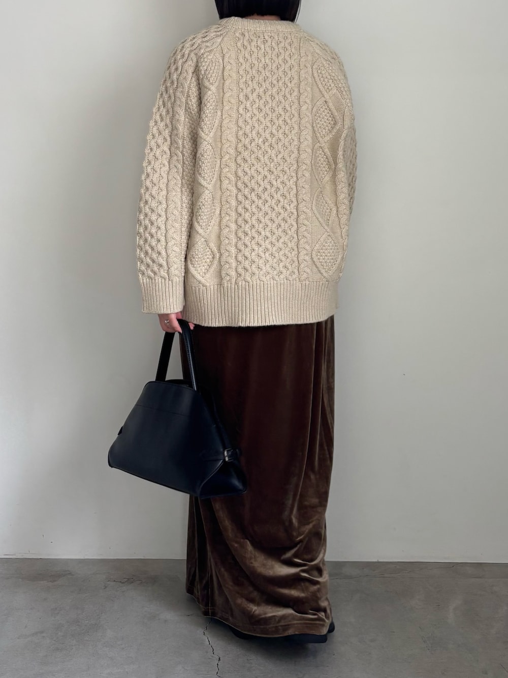 ホワイト系のニット/セーター、グリーン系のスカート、ブラック系のスリッポンを着用したレディースの秋コーディネートの3枚目の写真