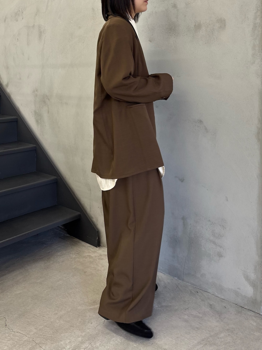 ホワイト系のシャツ/ブラウス、ブラウン系のテーラードジャケット、ブラウン系のスラックスを着用したレディースの冬コーディネートの4枚目の写真