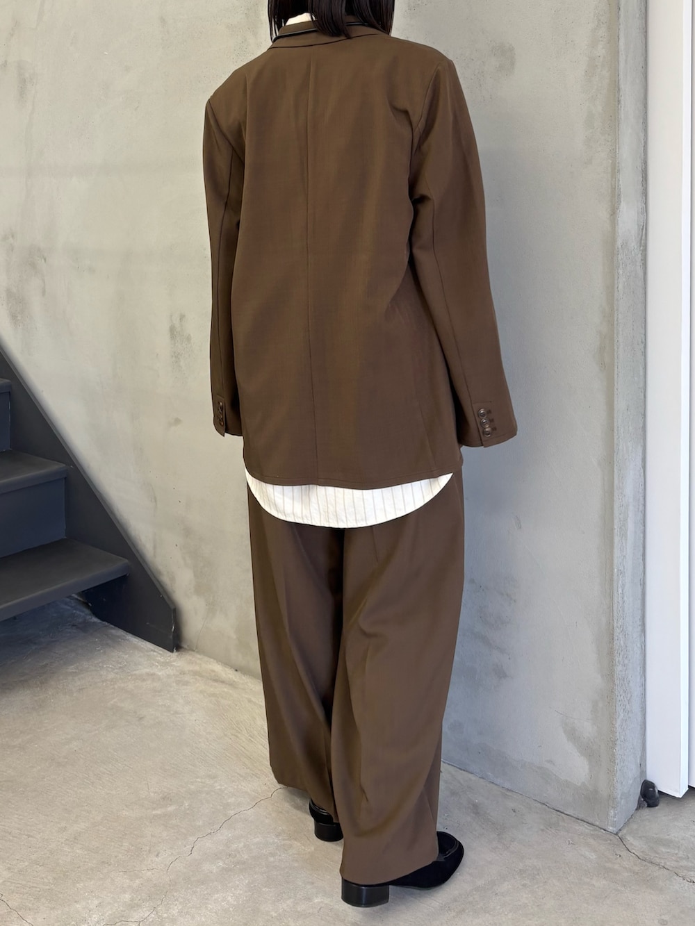 ホワイト系のシャツ/ブラウス、ブラウン系のテーラードジャケット、ブラウン系のスラックスを着用したレディースの冬コーディネートの5枚目の写真