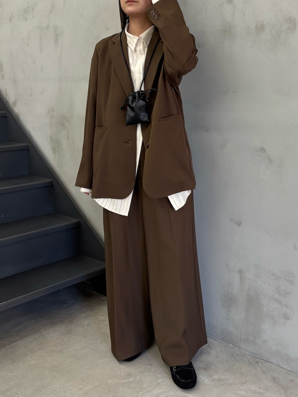 ホワイト系のシャツ/ブラウス、ブラウン系のテーラードジャケット、ブラウン系のスラックスを着用したレディースの冬コーディネートの3枚目の写真