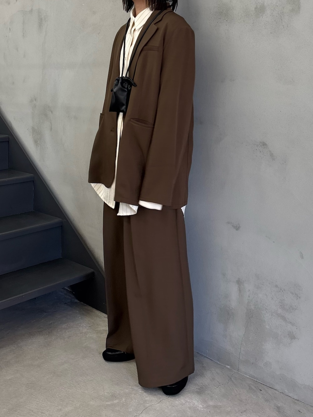 ホワイト系のシャツ/ブラウス、ブラウン系のテーラードジャケット、ブラウン系のスラックスを着用したレディースの冬コーディネートの2枚目の写真