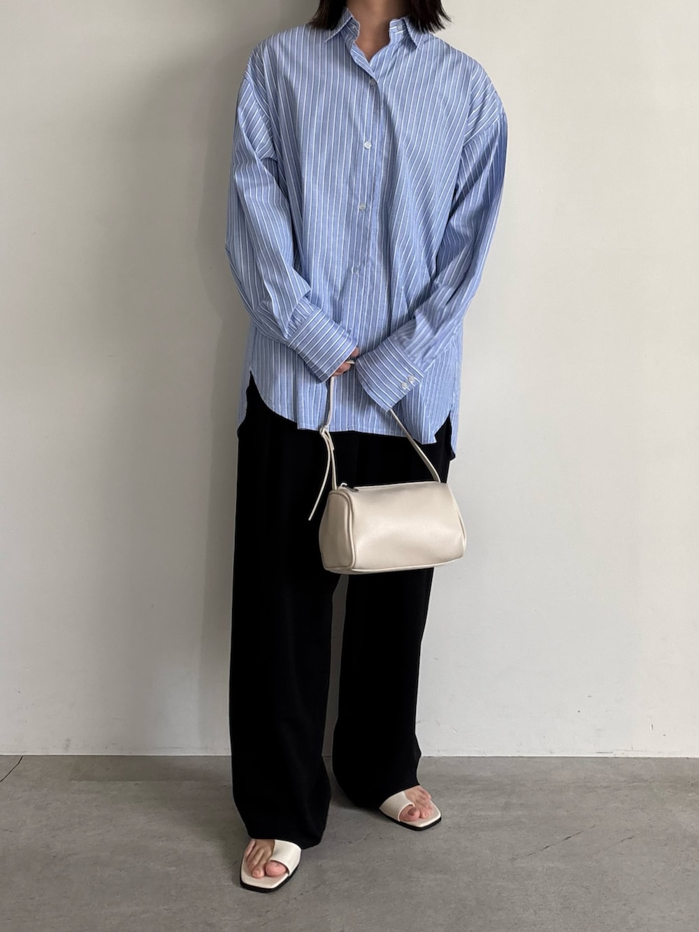 ブルー系のシャツ/ブラウス、ブラック系のその他パンツ、ホワイト系のサンダルを着用したレディースの冬コーディネートの3枚目の写真