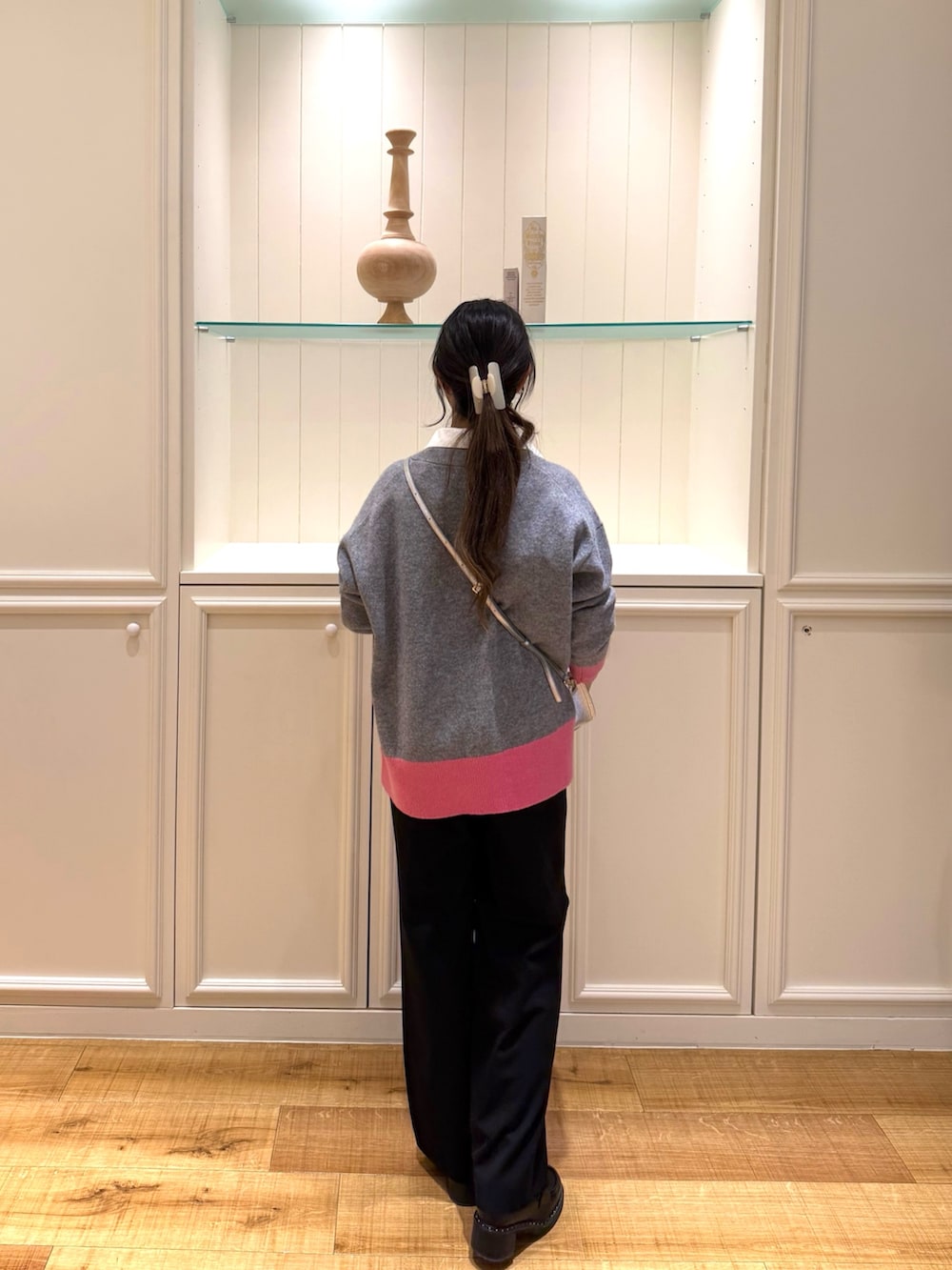 グレー系のカーディガン/ボレロ、ホワイト系のシャツ/ブラウス、ブラック系のその他パンツを着用したレディースの冬コーディネートの4枚目の写真