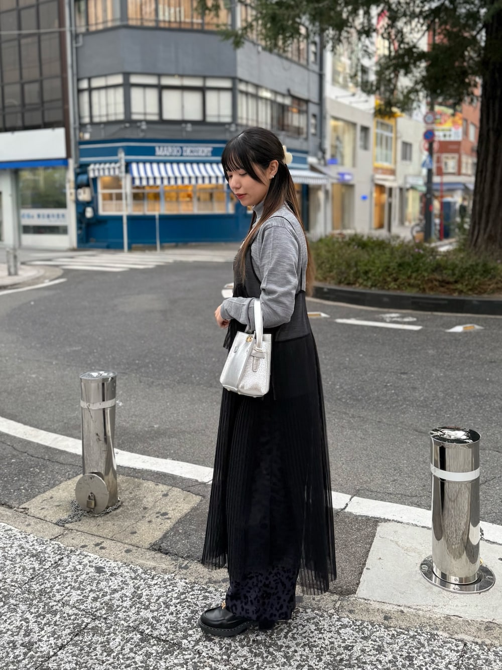 ブルー系のその他パンツ、ブラック系のワンピース、グレー系のニット/セーターを着用したレディースの冬コーディネートの4枚目の写真
