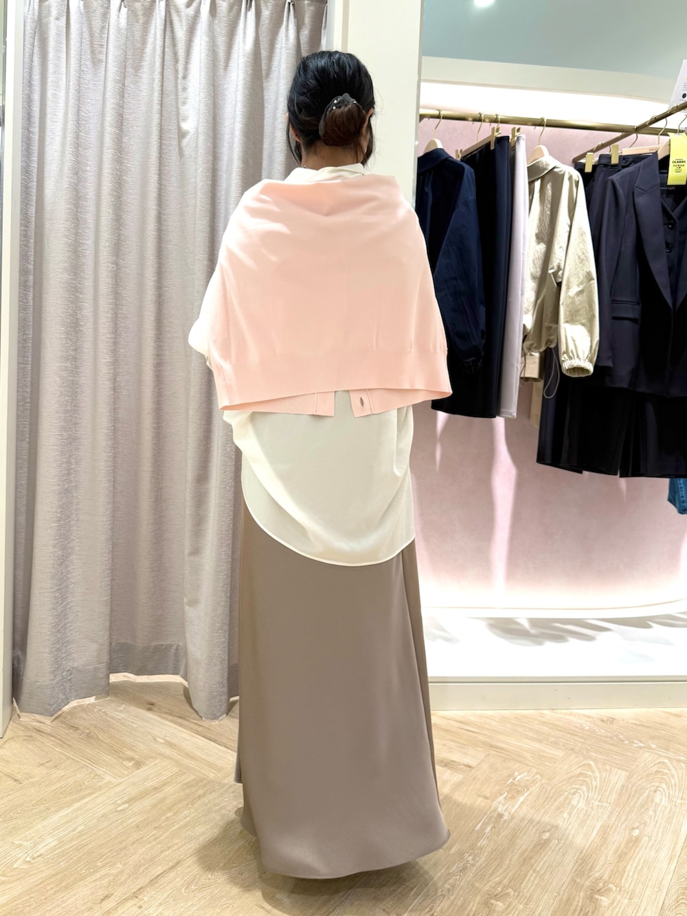 ピンク系のショルダーバッグ、ピンク系のカーディガン/ボレロ、ホワイト系のシャツ/ブラウスを着用したレディースの春コーディネートの3枚目の写真