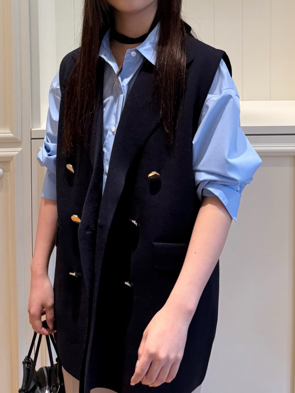 ブルー系のシャツ/ブラウス、ブルー系のベスト、ベージュ系のその他パンツを着用したレディースの秋コーディネートの8枚目の写真