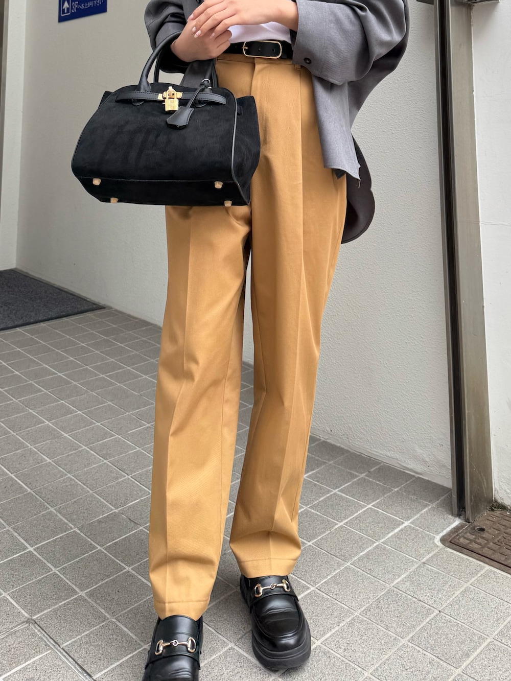 グレー系のシャツ/ブラウス、ブラック系のトートバッグ、イエロー系のその他パンツを着用したレディースの秋コーディネートの9枚目の写真