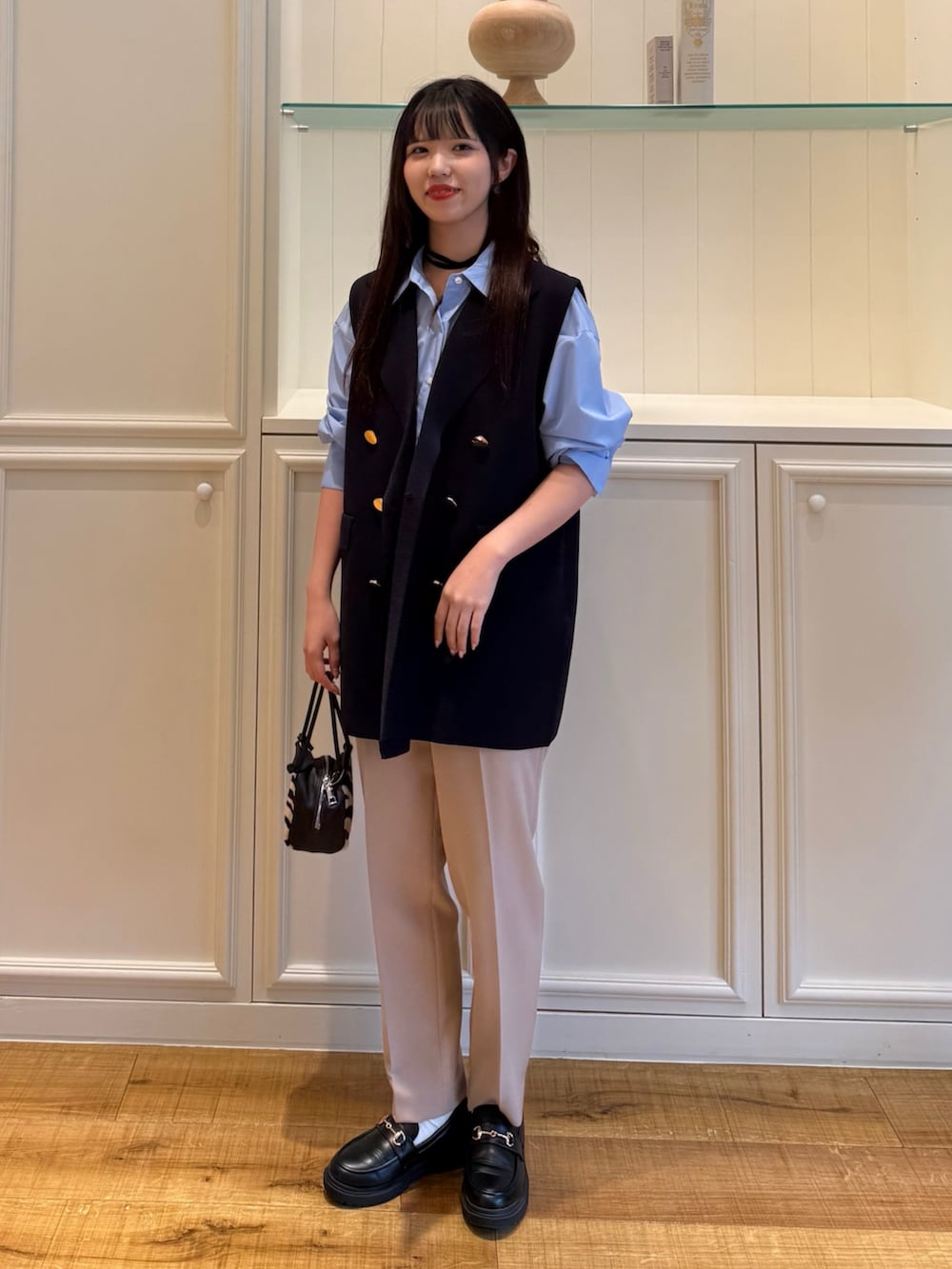 ブルー系のシャツ/ブラウス、ブルー系のベスト、ベージュ系のその他パンツを着用したレディースの秋コーディネートの5枚目の写真