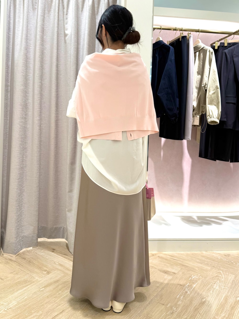 ピンク系のショルダーバッグ、ピンク系のカーディガン/ボレロ、ホワイト系のシャツ/ブラウスを着用したレディースの春コーディネートの5枚目の写真