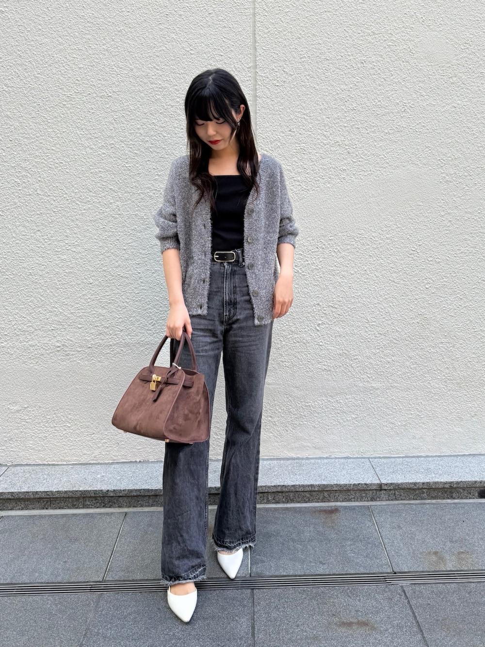 ブラウン系のトートバッグ、ブラック系のタンクトップ、グレー系のカーディガン/ボレロを着用したレディースの秋コーディネートの4枚目の写真