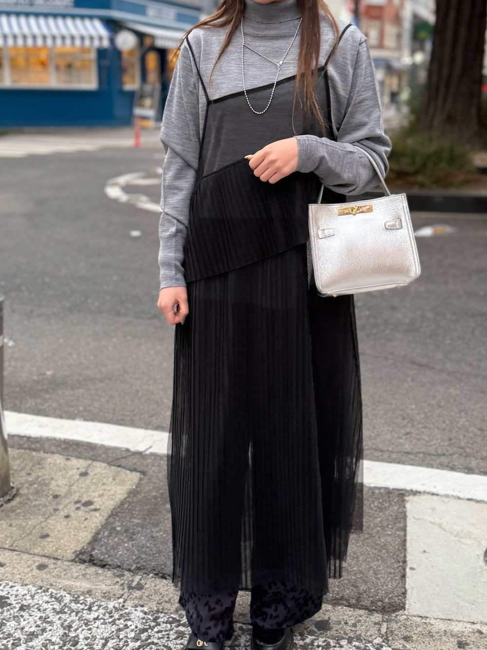 ブルー系のその他パンツ、ブラック系のワンピース、グレー系のニット/セーターを着用したレディースの冬コーディネートの9枚目の写真
