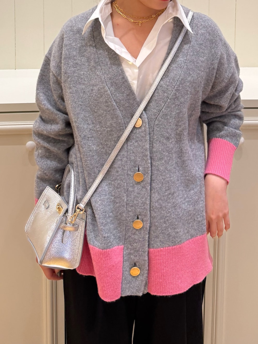 グレー系のカーディガン/ボレロ、ホワイト系のシャツ/ブラウス、ブラック系のその他パンツを着用したレディースの冬コーディネートの7枚目の写真