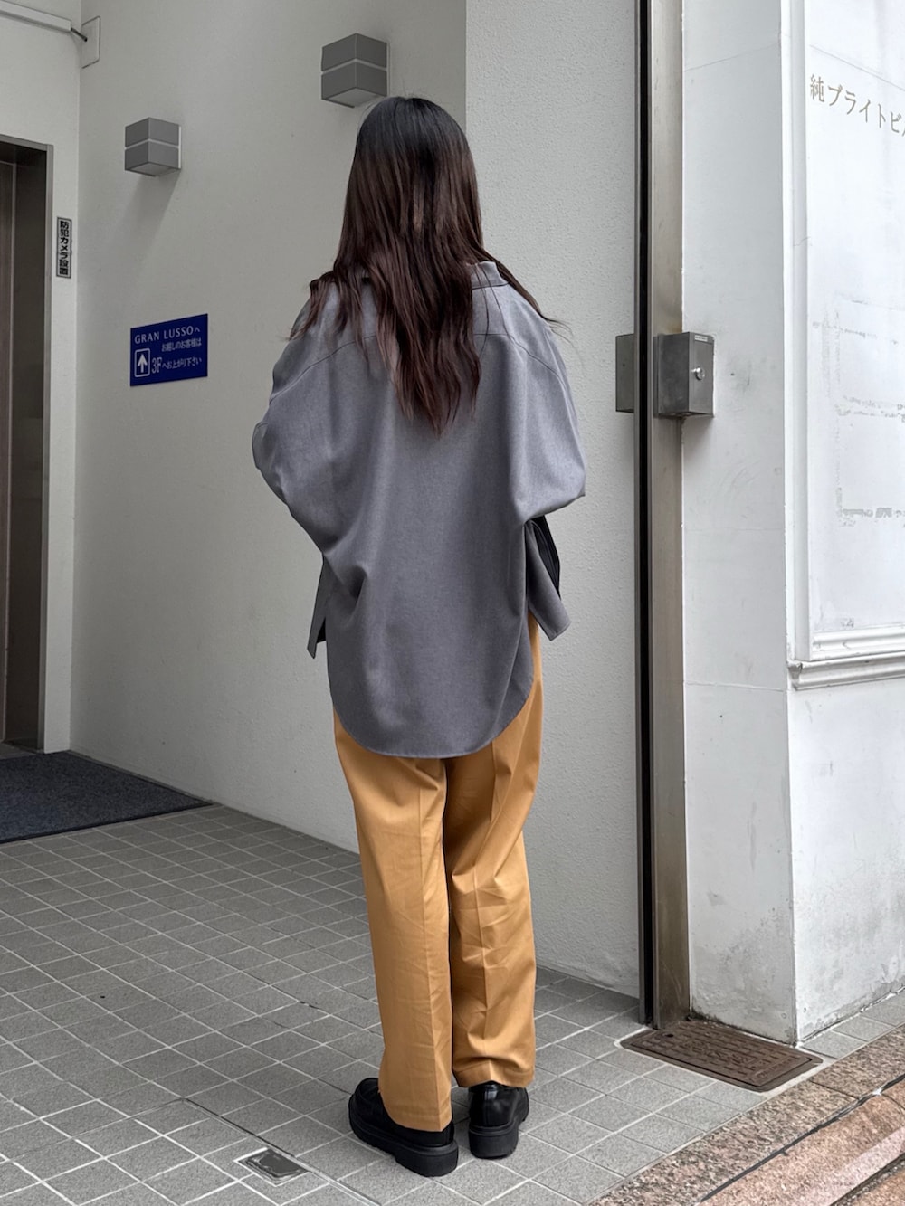 グレー系のシャツ/ブラウス、ブラック系のトートバッグ、イエロー系のその他パンツを着用したレディースの秋コーディネートの3枚目の写真