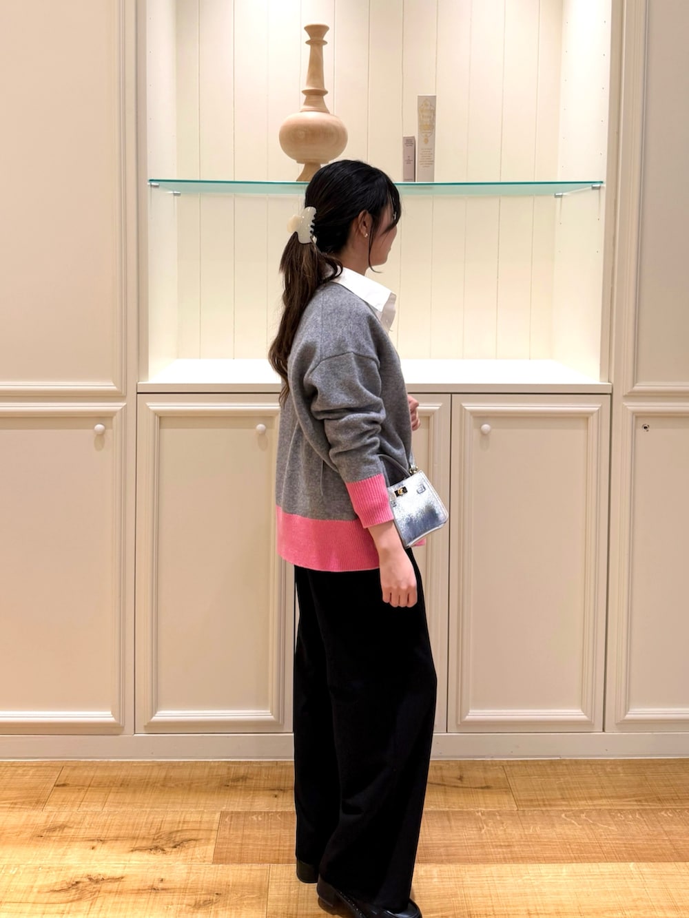 グレー系のカーディガン/ボレロ、ホワイト系のシャツ/ブラウス、ブラック系のその他パンツを着用したレディースの冬コーディネートの6枚目の写真