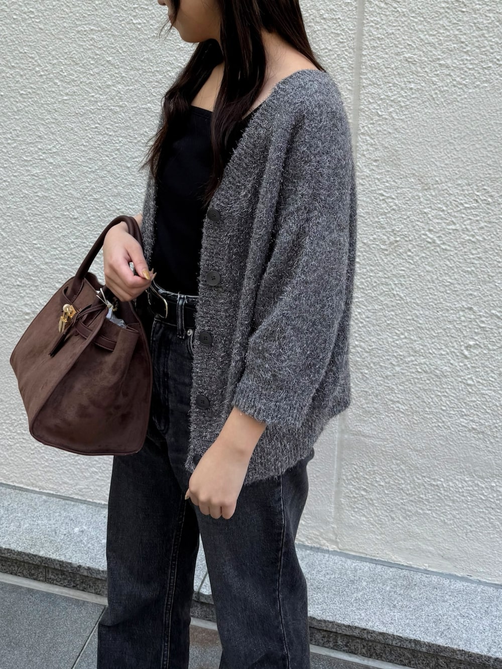 ブラウン系のトートバッグ、ブラック系のタンクトップ、グレー系のカーディガン/ボレロを着用したレディースの秋コーディネートの7枚目の写真