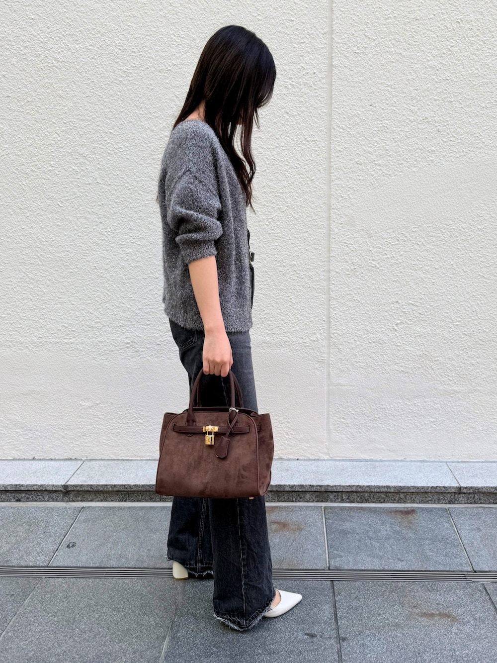 ブラウン系のトートバッグ、ブラック系のタンクトップ、グレー系のカーディガン/ボレロを着用したレディースの秋コーディネートの2枚目の写真