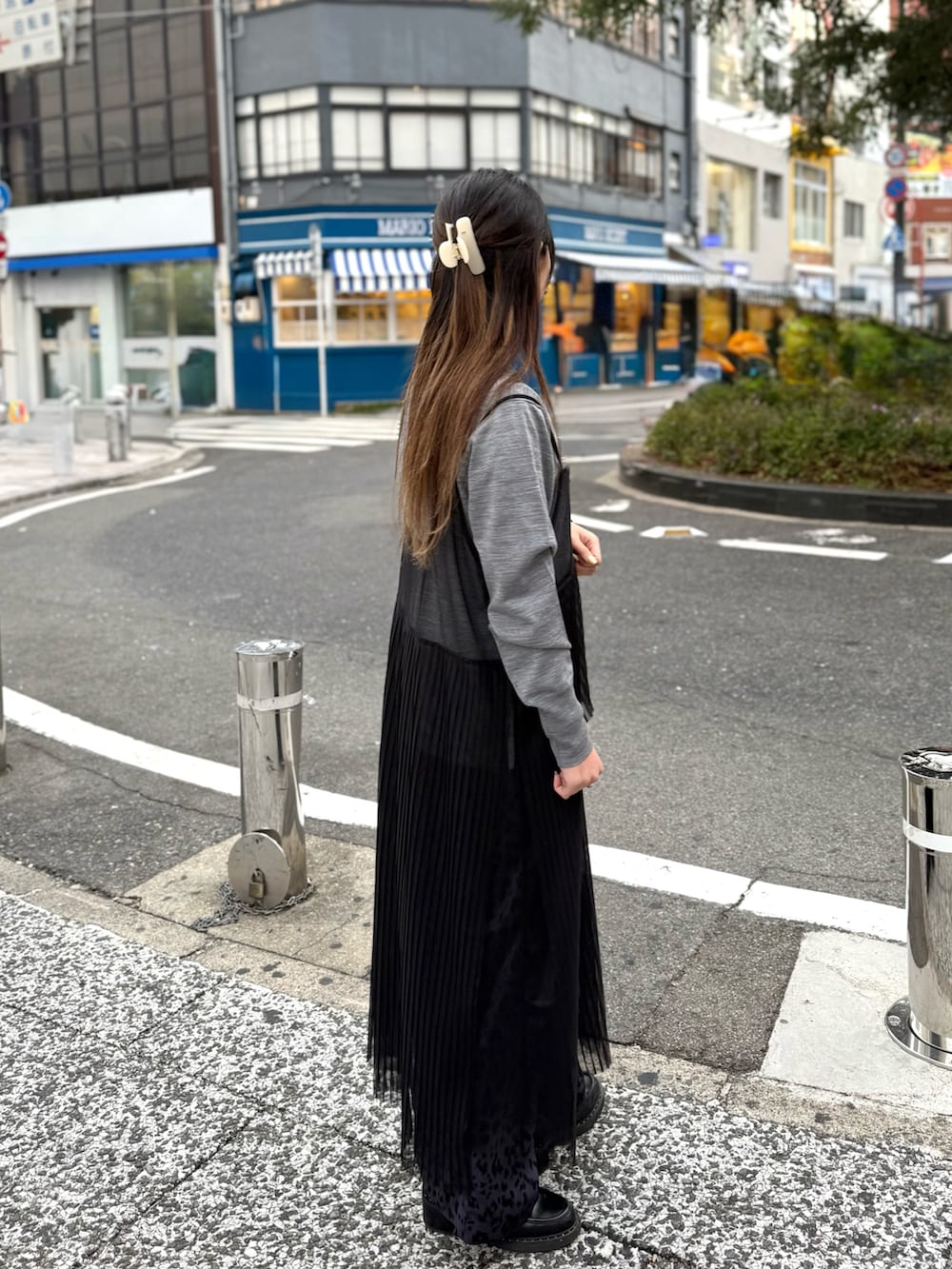 ブルー系のその他パンツ、ブラック系のワンピース、グレー系のニット/セーターを着用したレディースの冬コーディネートの6枚目の写真