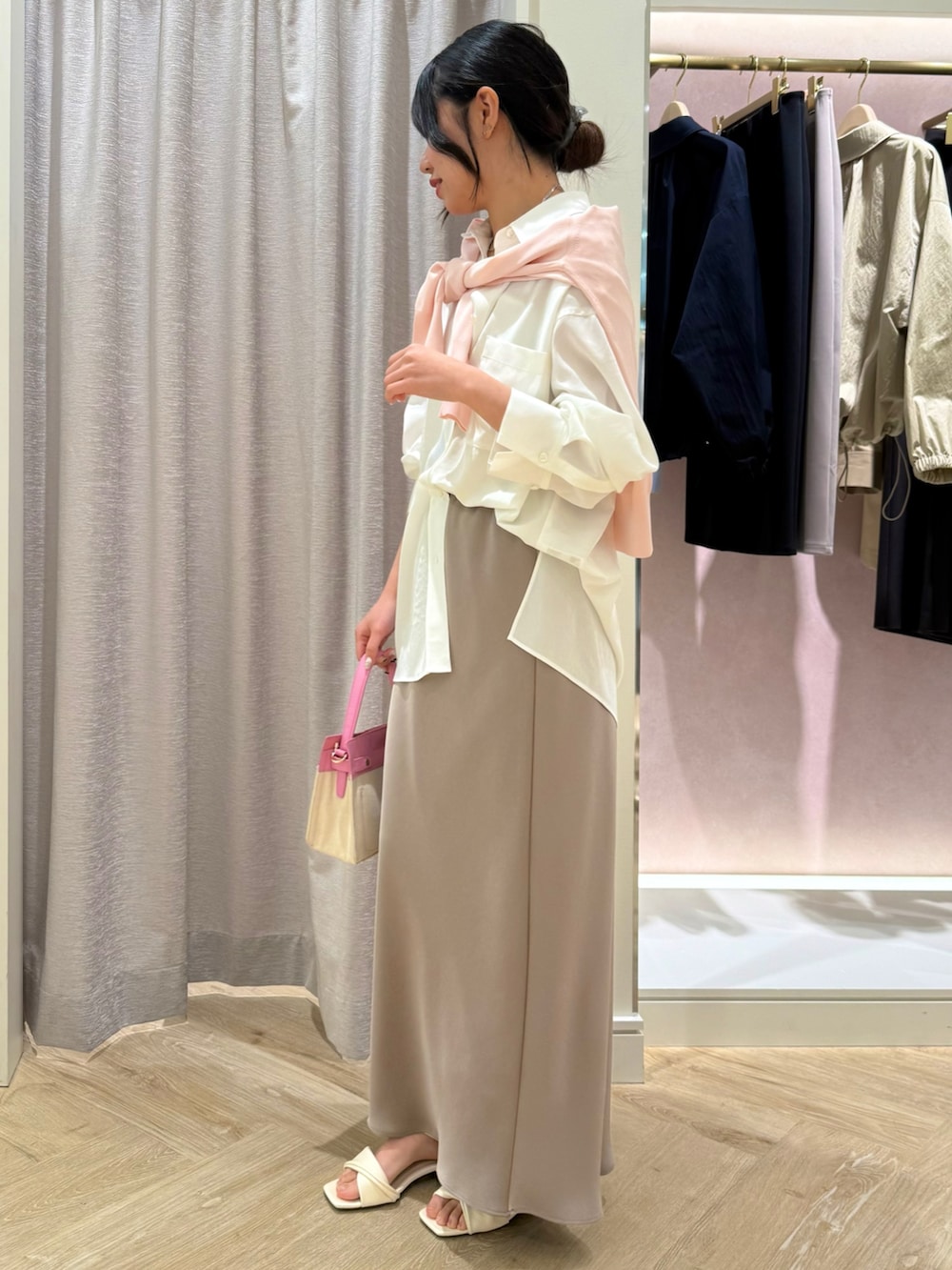 ピンク系のショルダーバッグ、ピンク系のカーディガン/ボレロ、ホワイト系のシャツ/ブラウスを着用したレディースの春コーディネートの4枚目の写真