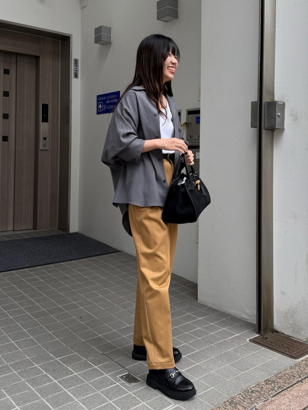 グレー系のシャツ/ブラウス、ブラック系のトートバッグ、イエロー系のその他パンツを着用したレディースの秋コーディネートの5枚目の写真