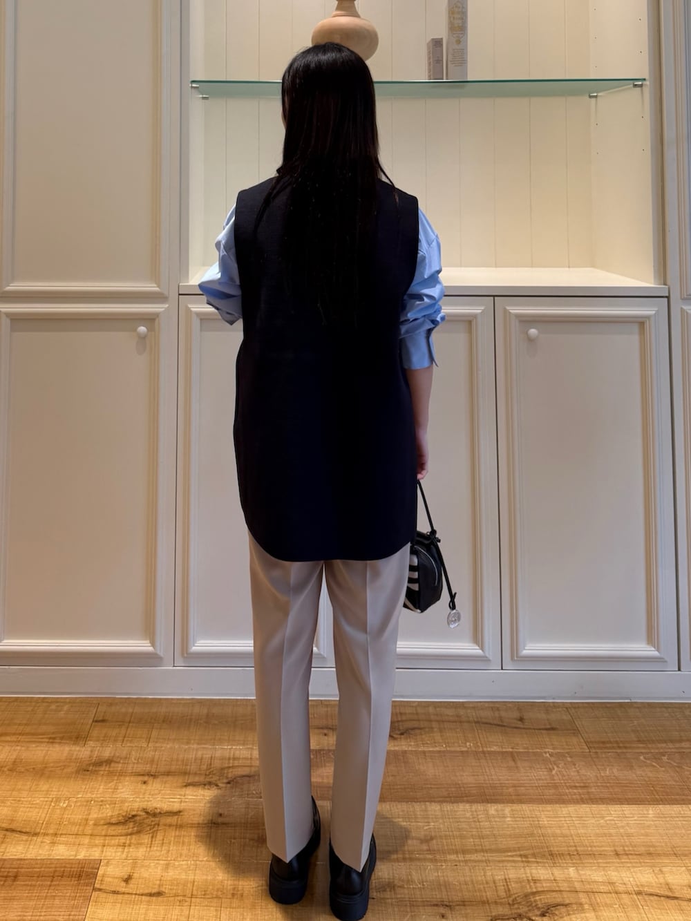 ブルー系のシャツ/ブラウス、ブルー系のベスト、ベージュ系のその他パンツを着用したレディースの秋コーディネートの7枚目の写真