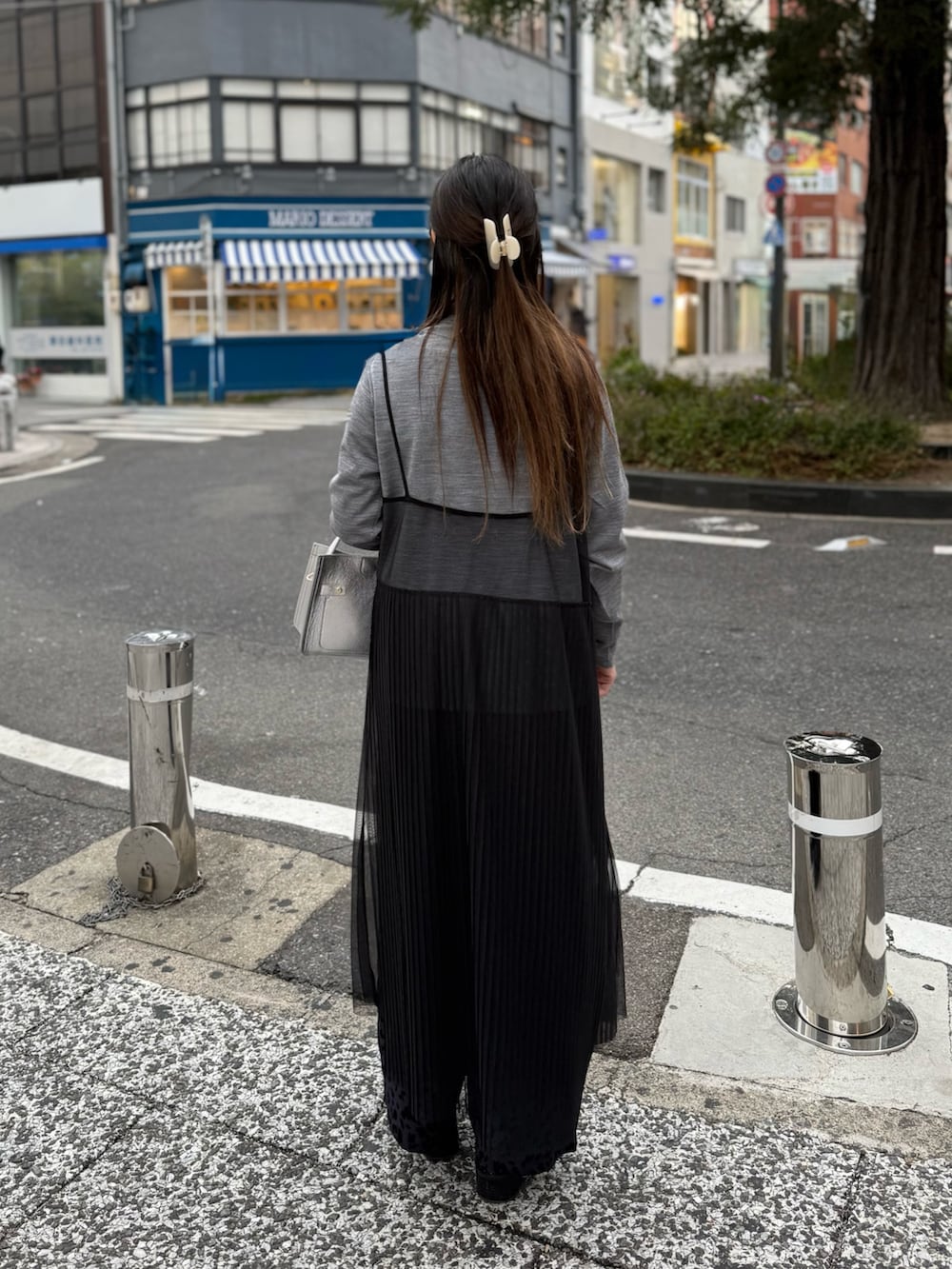 ブルー系のその他パンツ、ブラック系のワンピース、グレー系のニット/セーターを着用したレディースの冬コーディネートの3枚目の写真