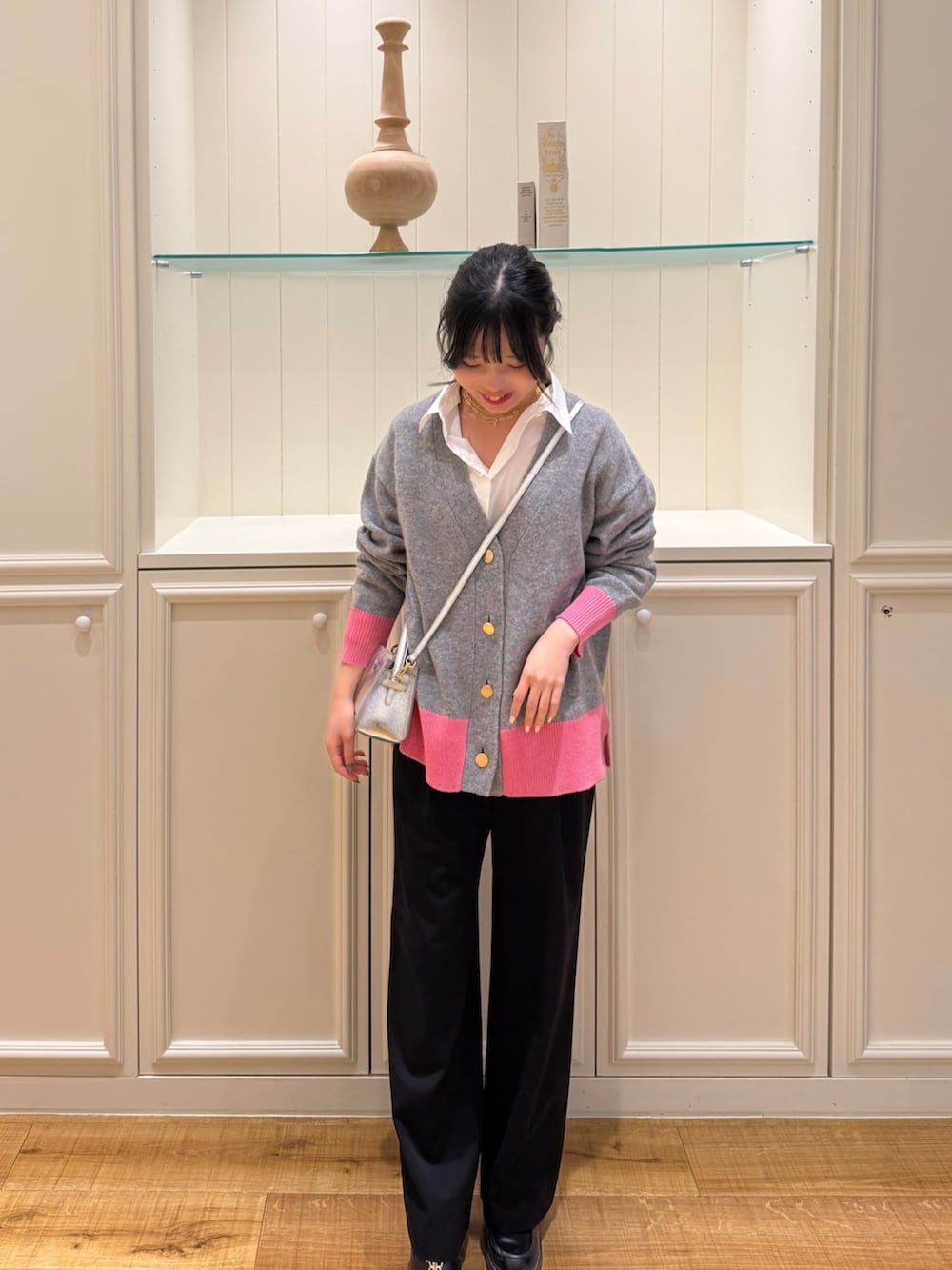 グレー系のカーディガン/ボレロ、ホワイト系のシャツ/ブラウス、ブラック系のその他パンツを着用したレディースの冬コーディネートの5枚目の写真