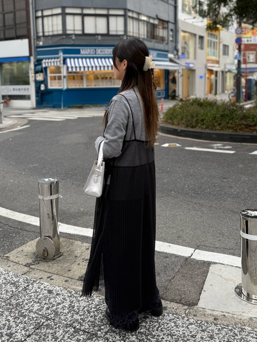 ブルー系のその他パンツ、ブラック系のワンピース、グレー系のニット/セーターを着用したレディースの冬コーディネートの7枚目の写真