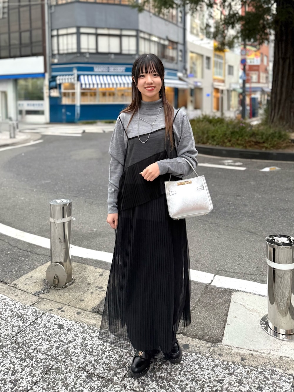 ブルー系のその他パンツ、ブラック系のワンピース、グレー系のニット/セーターを着用したレディースの冬コーディネートの5枚目の写真