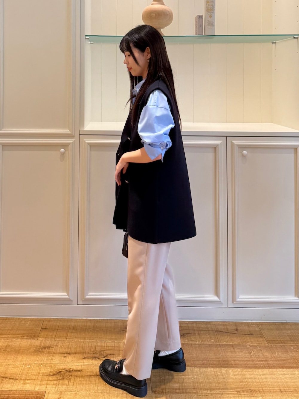 ブルー系のシャツ/ブラウス、ブルー系のベスト、ベージュ系のその他パンツを着用したレディースの秋コーディネートの6枚目の写真