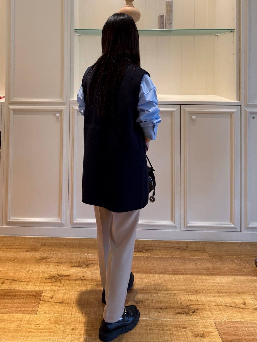 ブルー系のシャツ/ブラウス、ブルー系のベスト、ベージュ系のその他パンツを着用したレディースの秋コーディネートの4枚目の写真