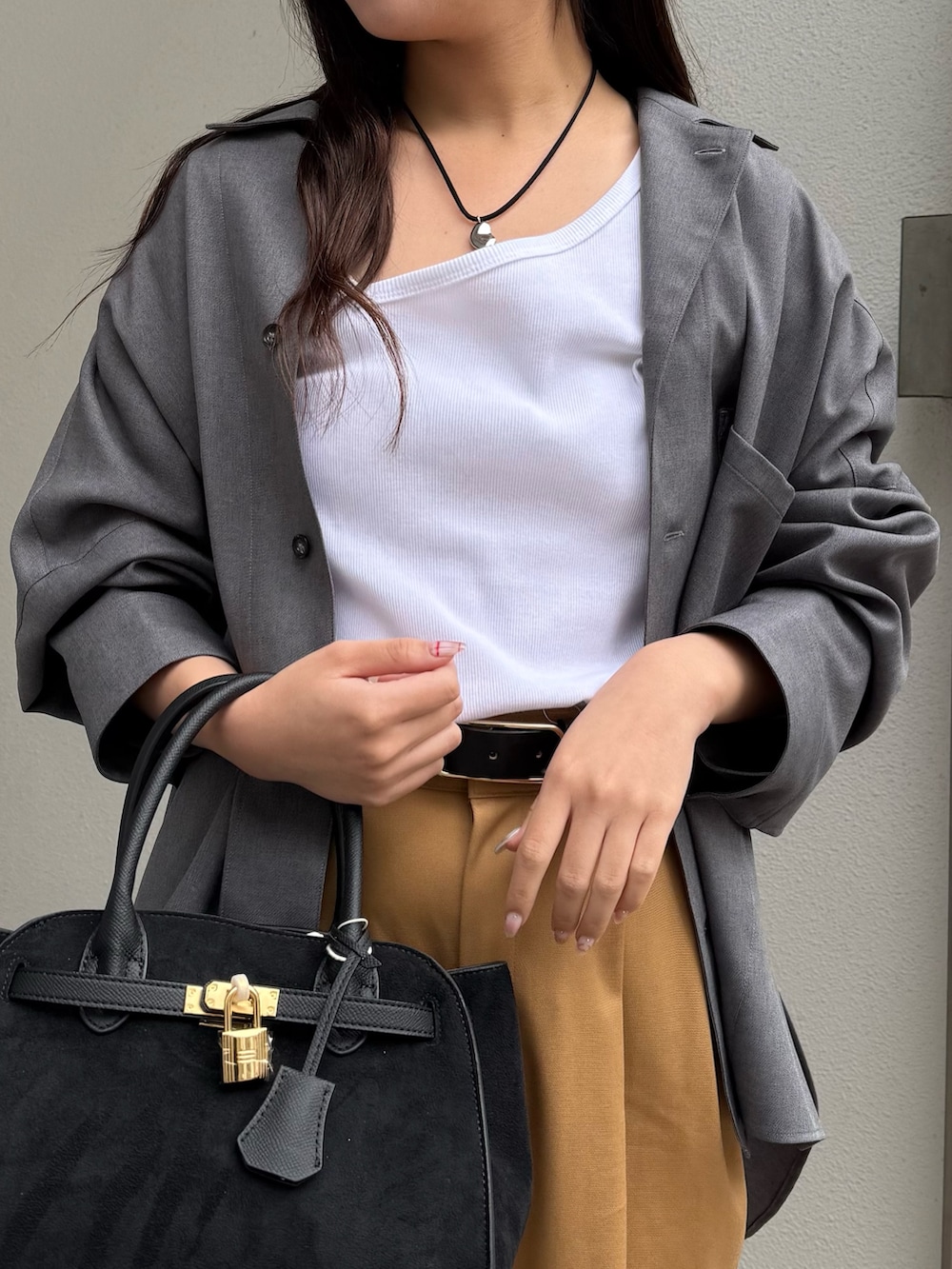 グレー系のシャツ/ブラウス、ブラック系のトートバッグ、イエロー系のその他パンツを着用したレディースの秋コーディネートの8枚目の写真