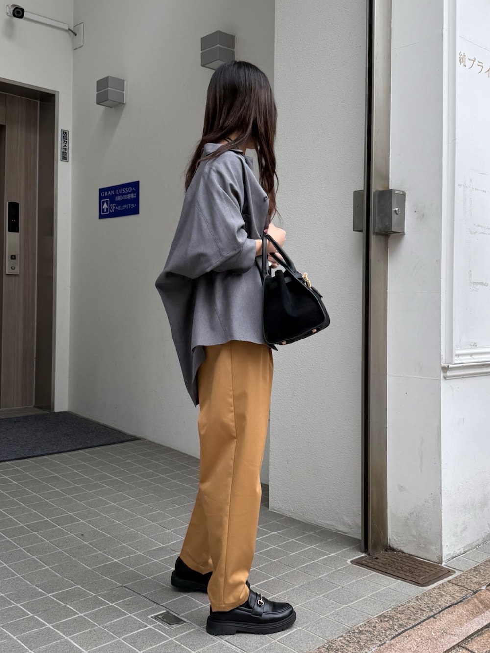 グレー系のシャツ/ブラウス、ブラック系のトートバッグ、イエロー系のその他パンツを着用したレディースの秋コーディネートの7枚目の写真