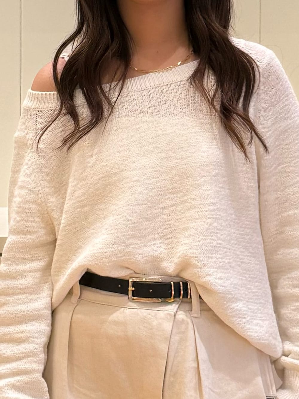 ホワイト系のニット/セーター、ホワイト系のその他パンツ、ブラック系のショルダーバッグを着用したレディースの春コーディネートの6枚目の写真