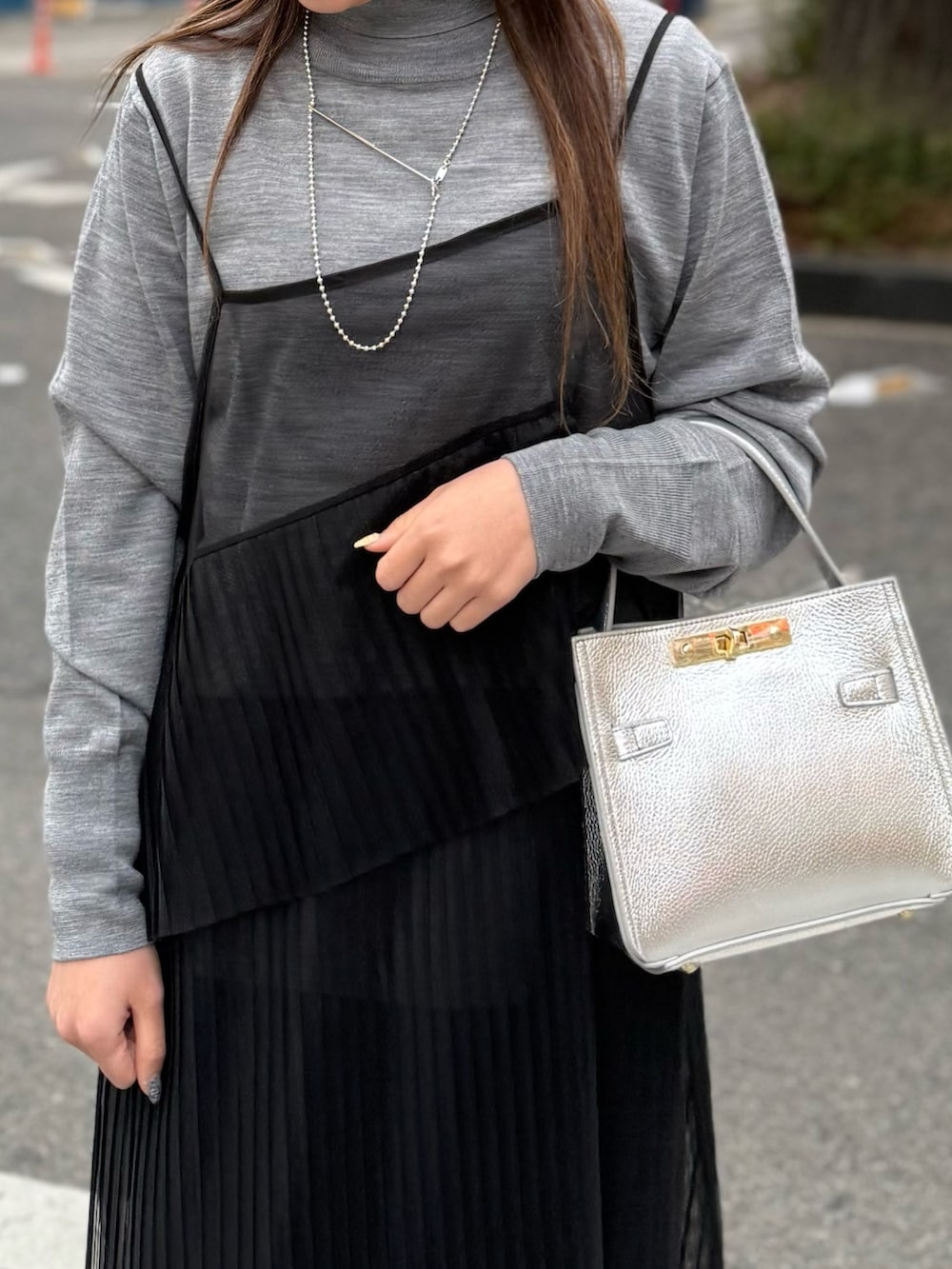 ブルー系のその他パンツ、ブラック系のワンピース、グレー系のニット/セーターを着用したレディースの冬コーディネートの8枚目の写真