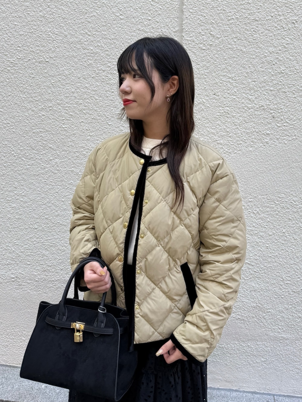 ホワイト系のニット/セーター、ブラック系のスカート、ブラック系のトートバッグを着用したレディースの秋コーディネートの6枚目の写真