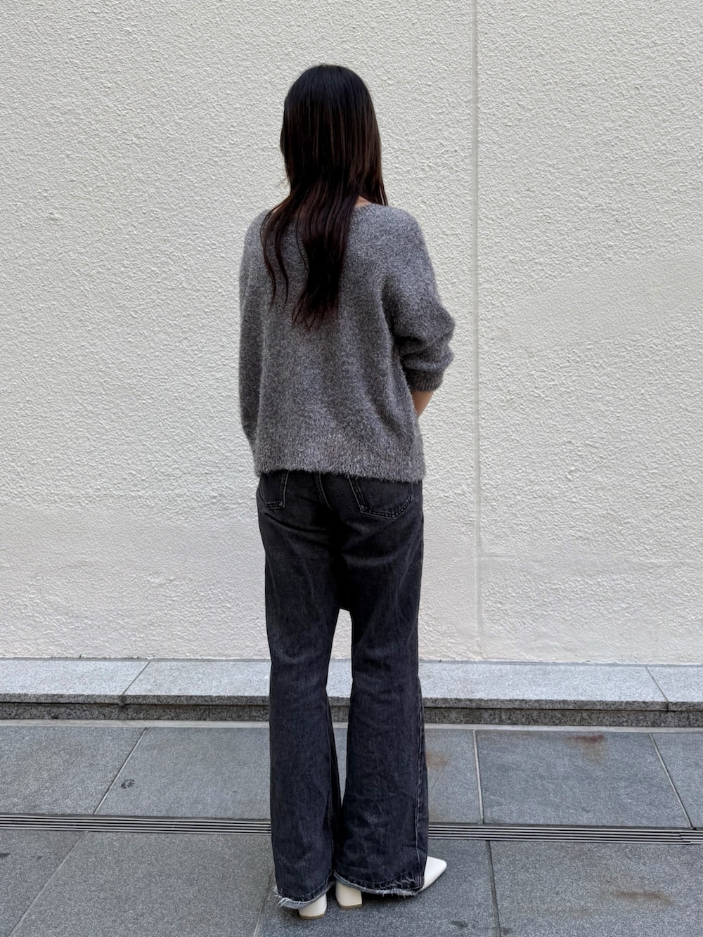 ブラウン系のトートバッグ、ブラック系のタンクトップ、グレー系のカーディガン/ボレロを着用したレディースの秋コーディネートの3枚目の写真