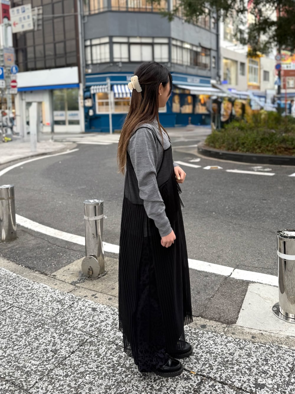 ブルー系のその他パンツ、ブラック系のワンピース、グレー系のニット/セーターを着用したレディースの冬コーディネートの2枚目の写真