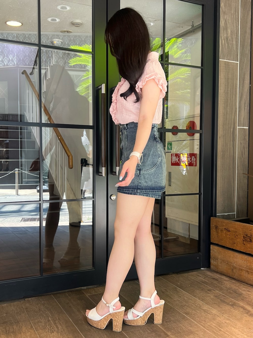 ピンク系のシャツ/ブラウス、ブルー系のデニムパンツ、ホワイト系のサンダルを着用したレディースの夏コーディネートの2枚目の写真