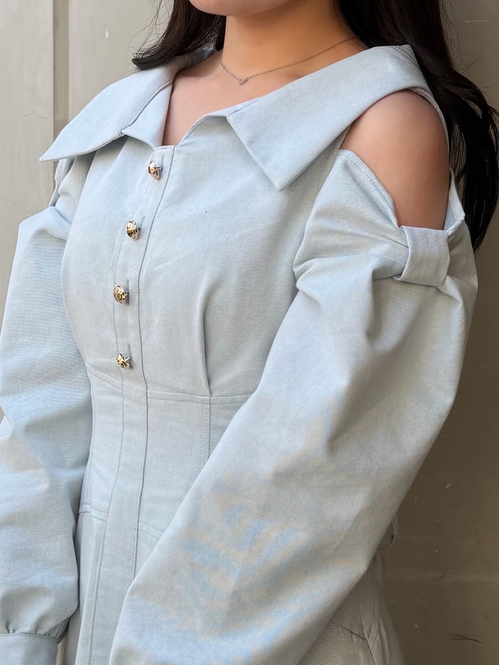 ブラック系のブーツ、ブルー系のワンピースを着用したレディースの春コーディネートの4枚目の写真