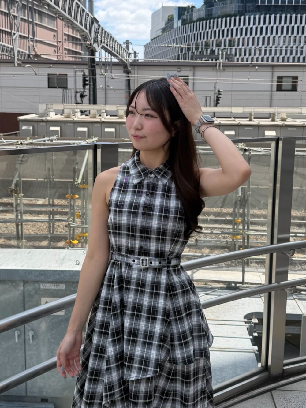 ブラック系のワンピース、ブラック系のサンダルを着用したレディースの夏コーディネートの5枚目の写真