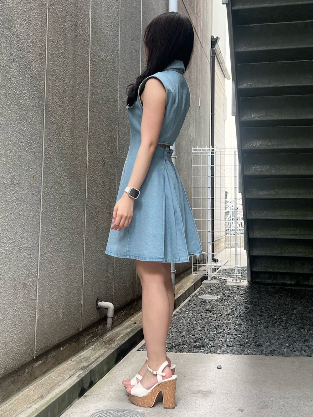 ブルー系のワンピース、ホワイト系のサンダルを着用したレディースの夏コーディネートの2枚目の写真