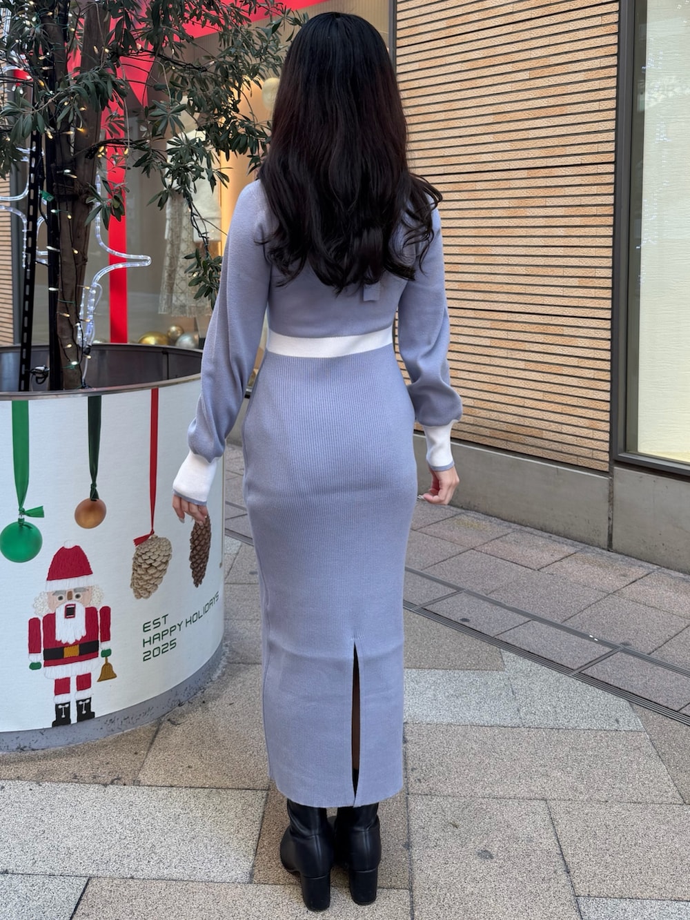 ブルー系のワンピース、ブラック系のブーツを着用したレディースの冬コーディネートの3枚目の写真