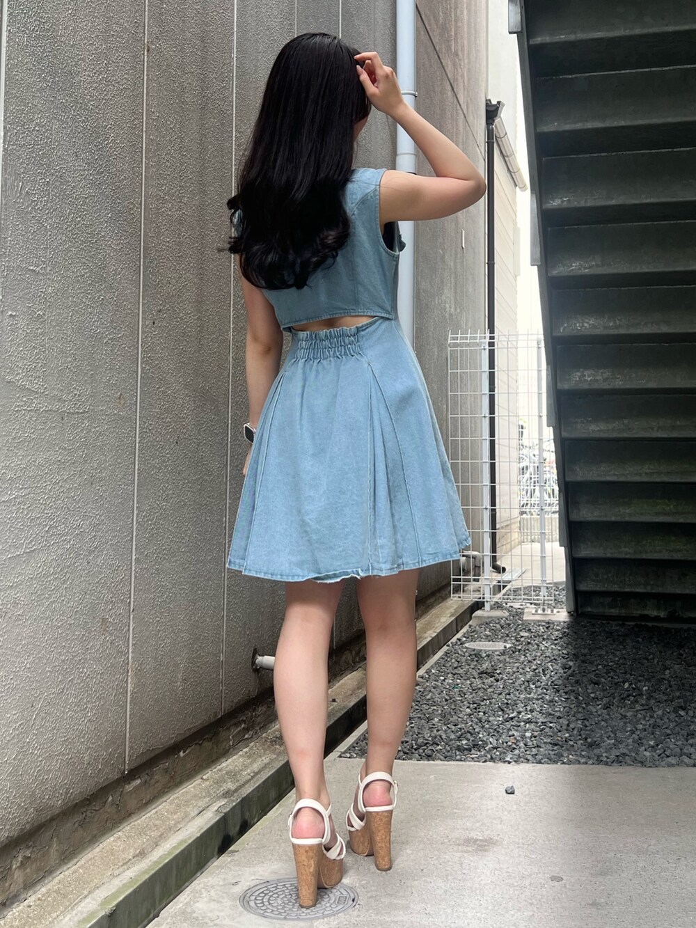 ブルー系のワンピース、ホワイト系のサンダルを着用したレディースの夏コーディネートの3枚目の写真