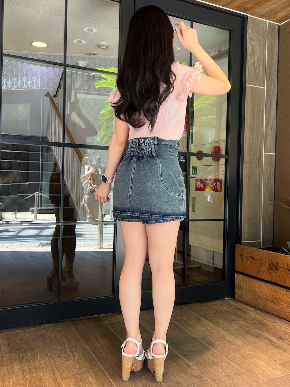 ピンク系のシャツ/ブラウス、ブルー系のデニムパンツ、ホワイト系のサンダルを着用したレディースの夏コーディネートの3枚目の写真