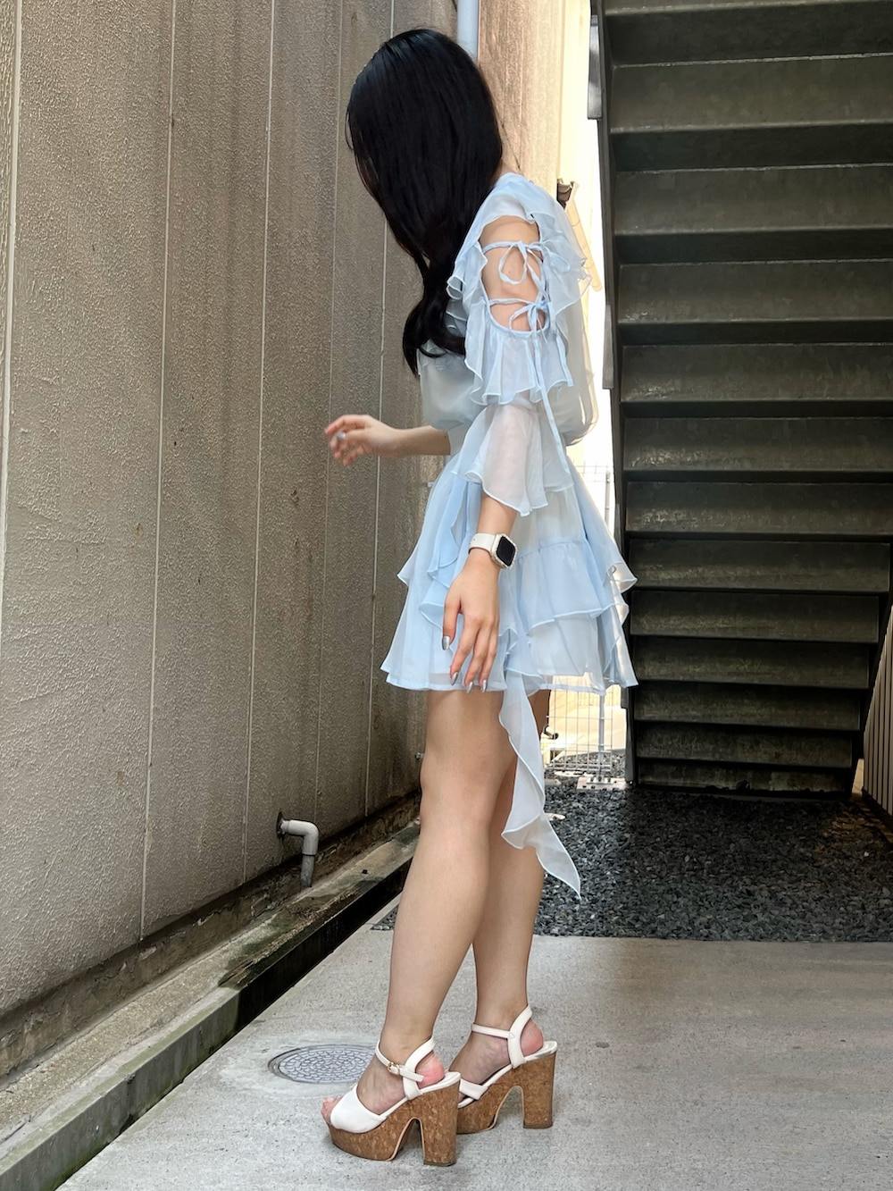 ブルー系のシャツ/ブラウス、ブルー系のスカート、ホワイト系のサンダルを着用したレディースの夏コーディネートの2枚目の写真