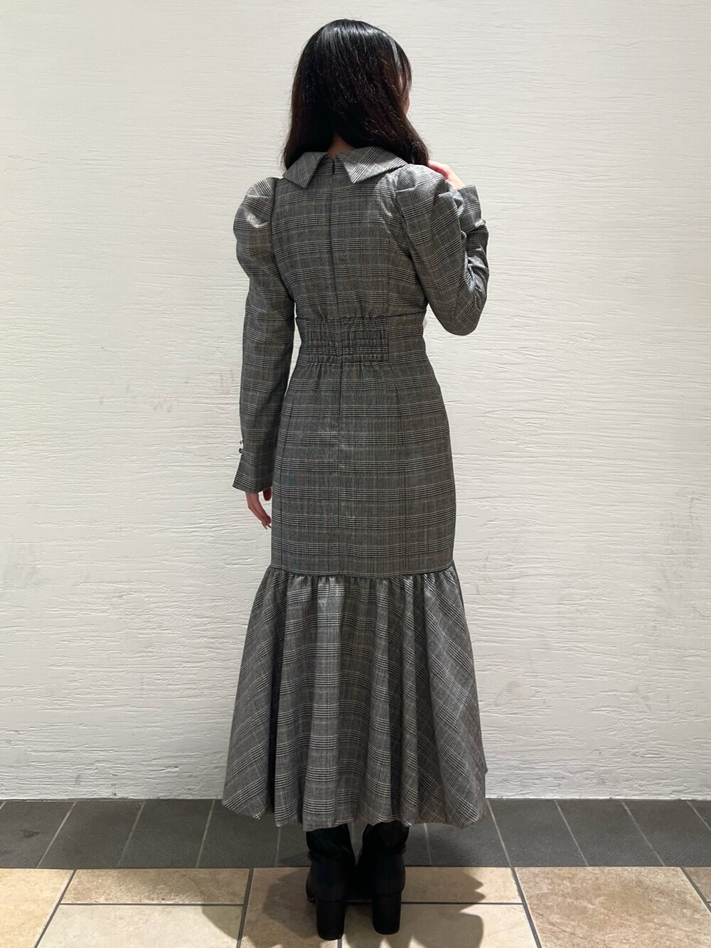 その他のワンピース、ブラック系のブーツを着用したレディースの秋コーディネートの3枚目の写真