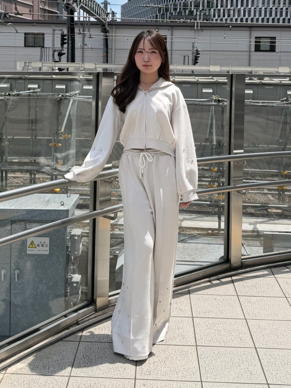 ホワイト系のTシャツ/カットソー、ホワイト系のスウェットパンツ、ホワイト系のサンダルを着用したレディースの夏コーディネートの4枚目の写真